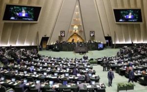 Presentan en el Parlamento iraní el proyecto de ley para cobrar peaje por transitar por Ormuz