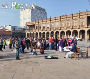 Fieles realizan misa frente al Templo de la Compañía tras daños durante marcha del 8M