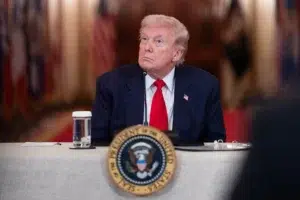 Trump afirma que Irán «se ha rendido ante sus vecinos» y promete un ataque «muy duro» contra el país