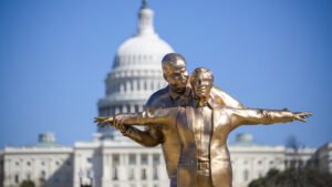 Aparece en Washington una estatua de Trump y Epstein recreando la icónica escena de ‘Titanic’