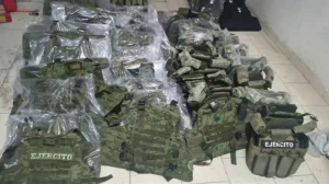 Inmueble cateado en Chiconautla, Ecatepec, es taller de confección de equipo táctico ilegal: autoridades; hallan explosivos y armas