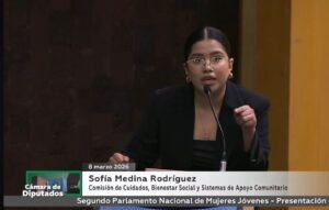 Destaca estudiante potosina en parlamento nacional en San Lázaro