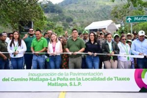 Ricardo Gallardo cumple en Matlapa con camino rehabilitado en Tlaxco