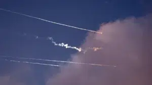 Aerolíneas del golfo Pérsico reanudan algunos vuelos, pero los misiles aumentan la incertidumbre