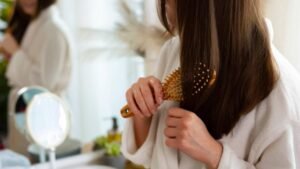 ¿Cuántas veces se debe cepillar el cabello al día? Expertos aclaran el mito