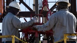 Cierre de estrecho de Ormuz dispara precios del crudo