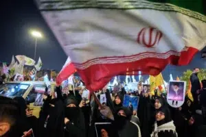 EEUU bombardea sitios militares en isla iraní mientras Trump amenaza su infraestructura petrolera