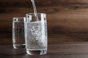 Agua con gas: beneficios y efectos en la salud