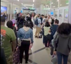 Fin de semana de viajes en EE.UU. marcado por incertidumbre salarial en la TSA; filas de más de 2 horas