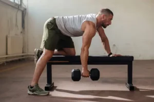 6 Ejercicios con mancuernas para fortalecer la espalda