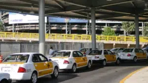 Taxis de aplicación vs taxis de aeropuerto, la disputa transportista en México de cara al Mundial 2026