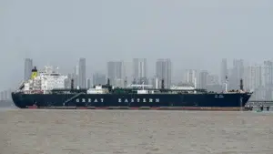 Irán anuncia que el estrecho de Ormuz está “totalmente abierto” durante el alto al fuego