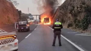 ¿Qué Pasó en la Autopista Chamapa-La Venta? Captan en Video Tráiler en Llamas