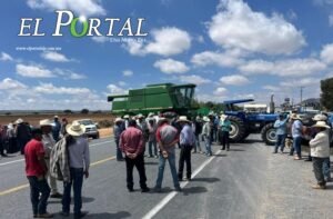 Campesinos bloquean carreteras en Ahualulco y Villa de Arriaga