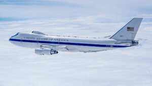 Medios detectan el despegue ‘avión del fin del mundo’ de EE.UU. ante la guerra con Irán