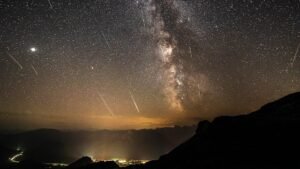 Abril se ilumina: lluvias de estrellas y alineaciones planetarias protagonizan el cielo nocturno