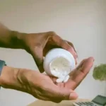 hombre-tomando-medicamento-scaled