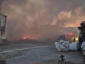 Fuerte incendio en nave industrial moviliza a cuerpos de emergencia en San Luis Potosí ( video)