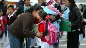 Alumnos regresan a clases este 13 de abril en todo el país