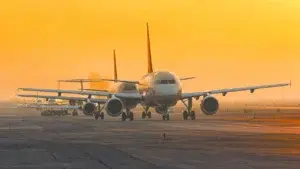 Volar al extranjero se encarece: el combustible suma más de 100 dólares por pasajero