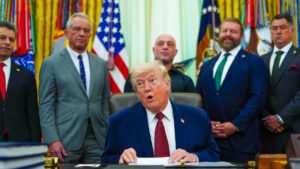 Trump afirma que detuvieron un buque iraní con un posible “regalo de China”