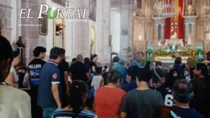 Cientos de fieles participan en la visita a los siete templos en el Centro Histórico de San Luis Potosí (+ fotos)