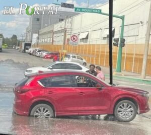 ¿Caíste en un bache y se dañó tu auto? Esto debes saber sobre quién paga y qué hacer en San Luis Potosí
