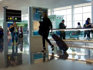 Qué evitar al viajar en avión y qué hacer si pierdes una conexión por retraso