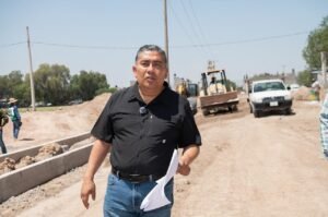Juan Manuel Navarro supervisa pavimentación de avenida ponciano arriaga, una vía estratégica para el desarrollo