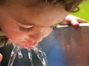 Cómo hidratar a los niños y prevenir el golpe de calor: recomendaciones clave ante altas temperaturas