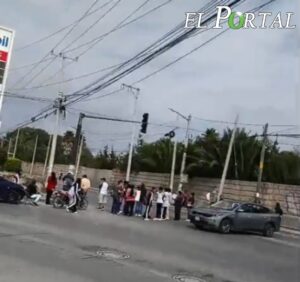 Padres bloquean avenida San Pedro por falta de maestros en telesecundaria