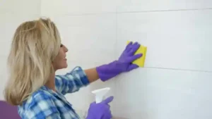 ¿Cómo quitar la costra de jabón de los azulejos y recuperar su brillo?
