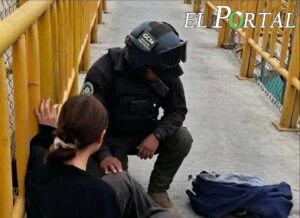 Policías auxilian a joven en crisis emocional sobre puente de Valle de los Fantasmas
