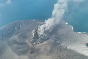Erupción en el Anak Krakatoa vuelve a rugir y paraliza vuelos en Indonesia