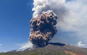 El Etna despierta! Ceniza volcánica obliga a cerrar aeropuerto y paraliza vuelos en Sicilia