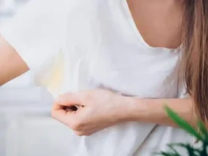 ¿Manchas amarillas en la ropa? Esta mezcla ayuda a quitarlas