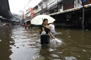Tailandia enfrenta graves inundaciones: reportan 19 muertos mientras baja el agua en Bangkok