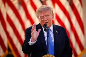 Trump pide a Putin terminar las acciones militares y buscar una solución definitiva en Ucrania