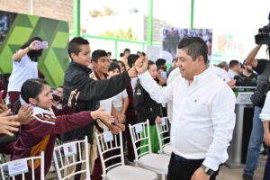 Gobernador Ricardo Gallardo presentará una inicia para regular uso de celulares y pantallas en escuelas
