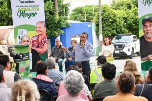 Alcalde Juan Manuel Navarro arropa a adultos mayores con entrega puntual de apoyo económico