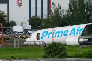 Se estrella avión de Amazon cerca del aeropuerto de Miami; hay cinco muertos