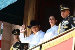 El Gobernador Ricardo Gallardo encabeza desfile cívico-militar y enaltece el orgullo de ser mexicanos