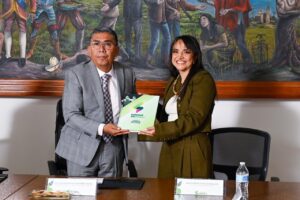 Juan Manuel Navarro entrega libro del Segundo Informe de Resultados al cuerpo edilicio