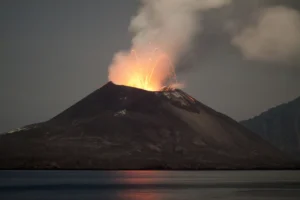 Erupción del Anak Krakatoa paraliza vuelos y afecta a más de 270 mil pasajeros
