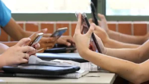 Sin celulares en clases: aplicará en escuelas públicas y privadas de SLP