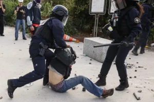 Francia reporta casi 6 mil 900 detenidos durante protestas estudiantiles; 86% son menores de edad