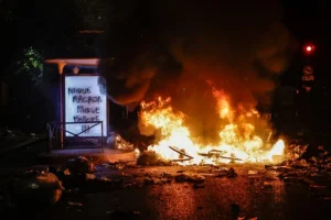 Francia impondrá toques de queda parciales en varias ciudades ante escalada de disturbios