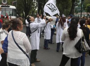 Manifestación en la Carretera 57 por falta de insumos y medicamentos