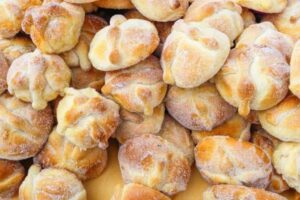 Pan de muerto: el significado de sus formas, su origen y por qué es un símbolo de México