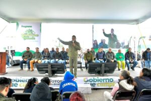 Gobernador Ricardo Gallardo lleva “Enchúlame la colonia” al barrio “Los Vergeles”